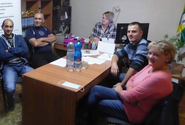 A Rimaszombati járás déli részén fekvő Dobfenekről és nehéz sorsú lakosságáról