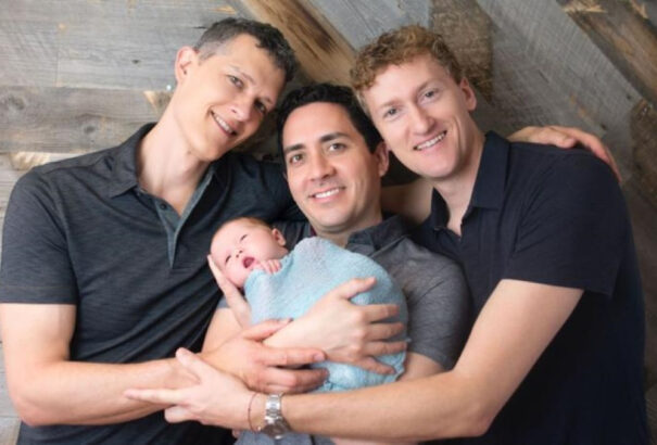 Három férfi és két bébi: hivatalosan három apja van egy amerikai testvérpárnak