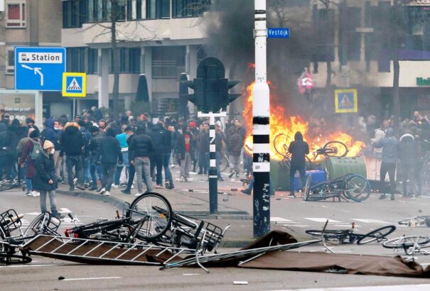 Hágai bíróság: fel kell oldani a hollandiai kijárási tilalmat