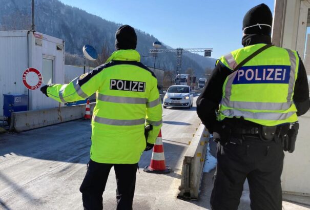 Már 16 ezer embert fordítottak vissza a németek a cseh és a tiroli határról