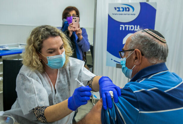 Izraelben engedélyezték az oltási adatok átadását