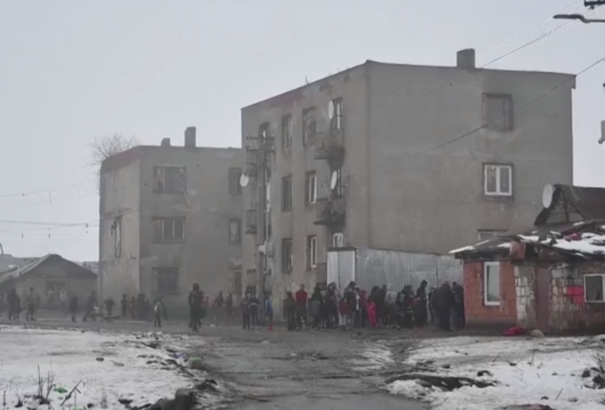 Rendőrök és katonák felügyelik a karantént az egyik keleti romatelepen