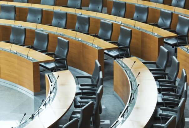 A főiskolák, egyetemek egyes diákjai visszatérhetnek az előadótermekbe