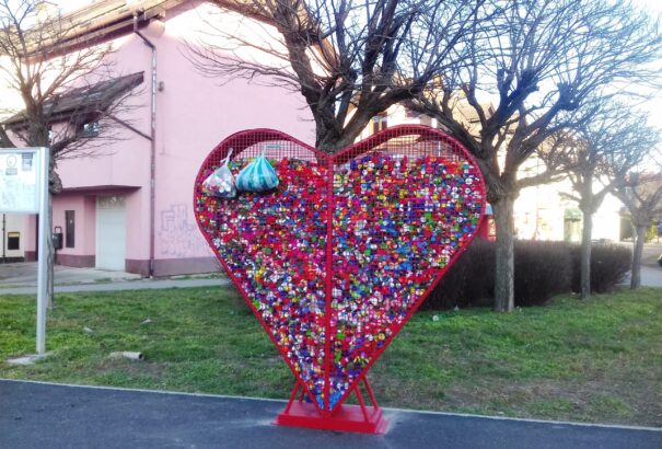 Komárom is utcai fémszívvel segíti a jótékonykodást és a környezetvédelmet