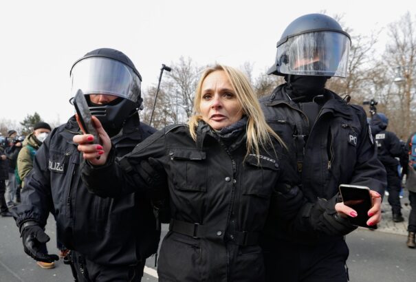 Több nyugat-európai országban is tüntettek a korlátozások ellen