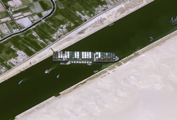 Konténerhajó-krízis: Óránként 400 millió dollárba kerül a Szuezi-csatorna „dugulása”