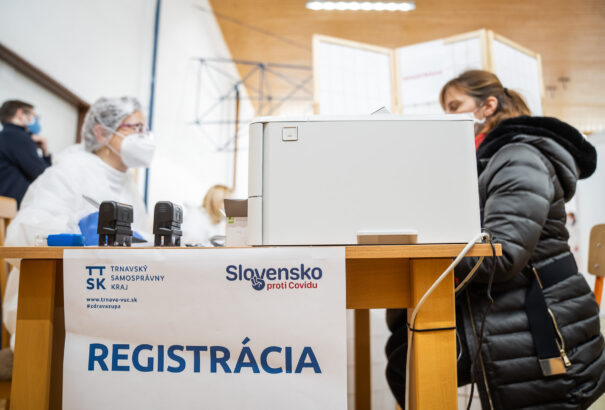 Szlovákiában megkezdik az 56 évesnél idősebb tanárok oltását az AstraZeneca vakcinájával