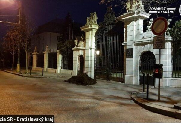 Juraj Draxler volt miniszter egy teherautónyi trágyát öntött a kormányhivatal elé