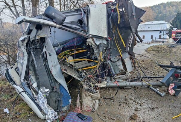 Súlyos baleset Besztercebánya mellett: autóbusz ütközött vonattal