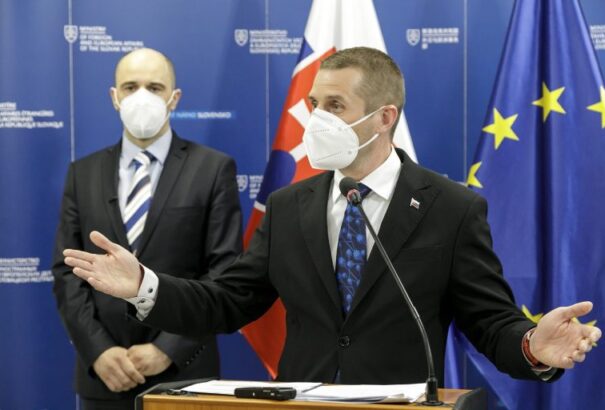 Klus: Az oltási igazolványok előreláthatóan a nyári turistaszezonra készülnek el