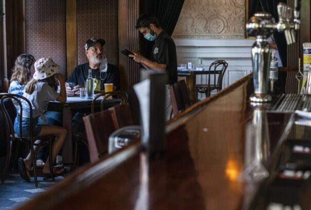 Texas leteszi a szájmaszkot. Több amerikai államban is enyhítenek az óvintézkedéseken