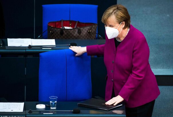 Bemutatkozott a brüsszeli bürokrácia: tele vagyunk vakcinagyárakkal, mégsincs elég oltás