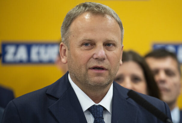 Kormány-átszervezés: Távozik posztjáról a Za ľudí államtitkára