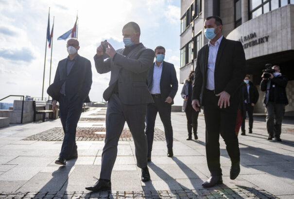 Új párt a láthatáron: Az ĽSNS rebellisei megvásárolták Gašparovič egykori mozgalmát