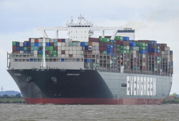 Helyreállt a forgalom a Szuezi-csatornán, kiszabadították az elakadt konténerszállító hajót