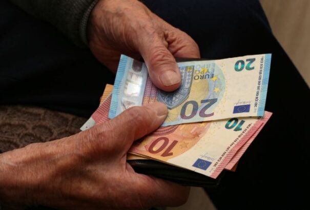 A járvány idején egy családtag bankszámlájára is kérhetik nyugdíjuk kifizetését a nyugdíjasok