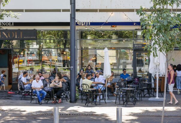 Izraelben vasárnaptól újra megnyitottak az éttermek és a kávézók