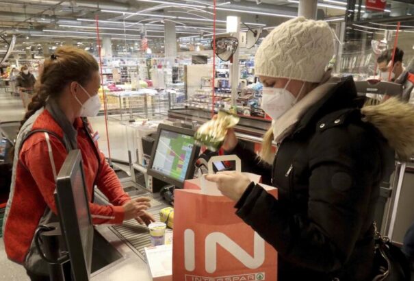 Mától az üzletekben és a tömegközlekedésen is kötelező a részecskeszűrős maszk viselete