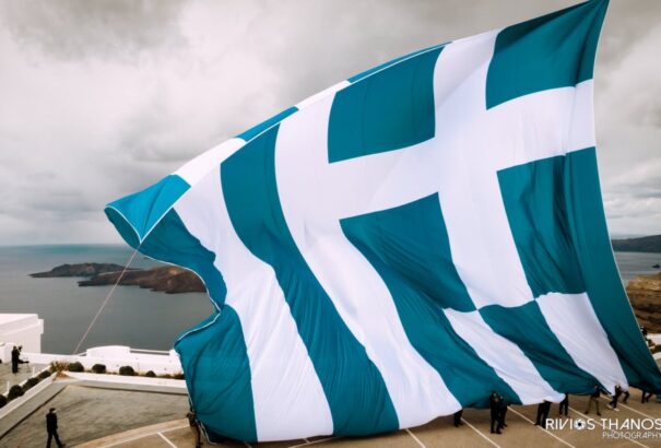 Széttépte a viharos szél a világ legnagyobb zászlaját – videóval