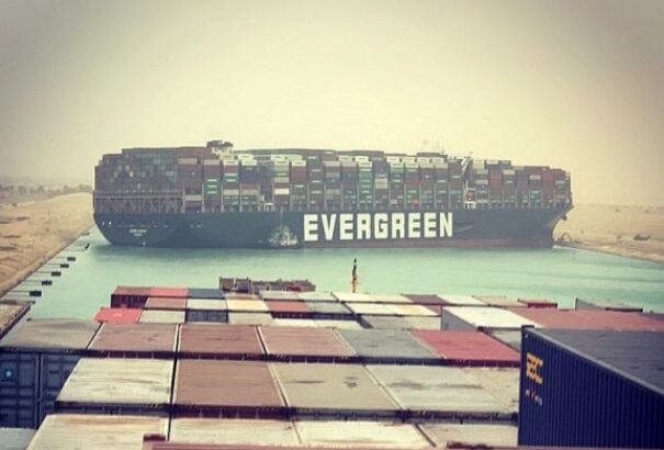 Konténerhajó-válság: Keresztbe állt egy hajó a Szuezi-csatornán, elszállt a kőolaj ára