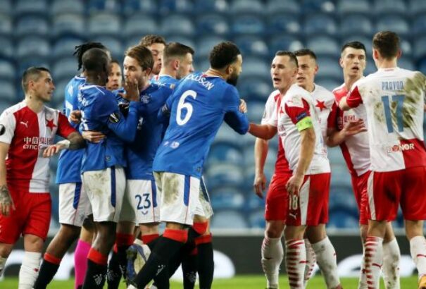 A rendőröknek kellett kimenekíteni a Slavia Prahát a Rangers stadionjából