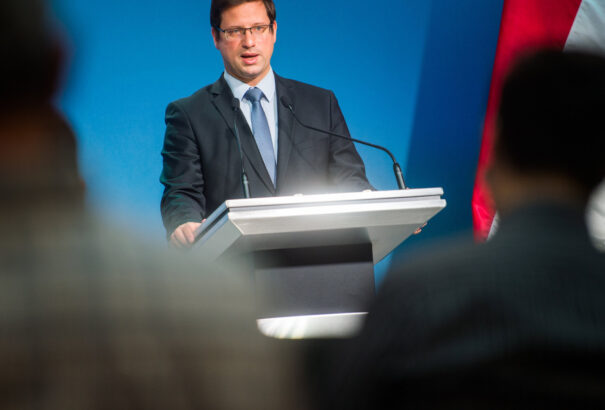 Magyarország szigorít, bezárnak az iskolák és bezár az üzletek nagy része is