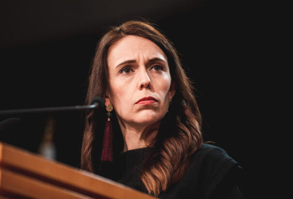 Az új-zélandi kormányfő azt kérte az emberektől, hogy jelentsék az óvintézkedések megszegését