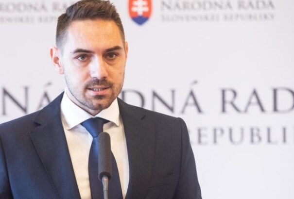 Októberben tárgyalja a parlament a kettős állampolgárság kérdését. Gyimesi előhúzta a zöld kártyát