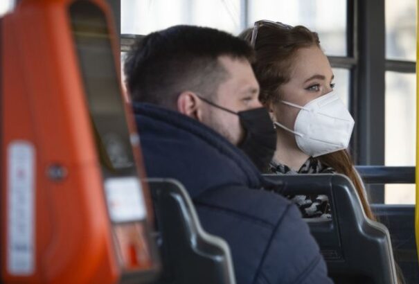 Friss német kutatás jelent meg arról, hogyan és mennyire hatékonyan terjed a koronavírus levegőben