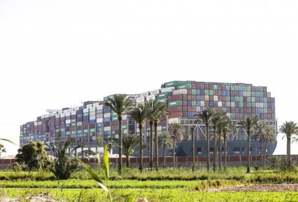 Új eszközöket vetnek be a Szuezi-csatornát elzáró hajó elmozdítására