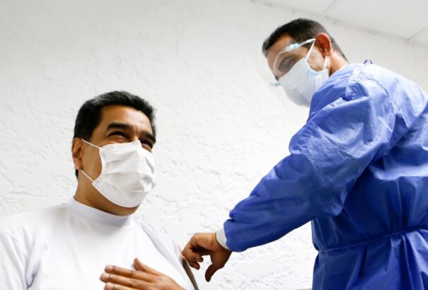 Az orosz vakcinával oltották be Nicolas Maduro venezuelai elnököt