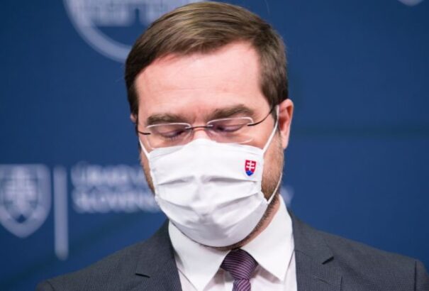 Édes Enikő: Ezüsttálcán a miniszter feje. Nem volt elég?