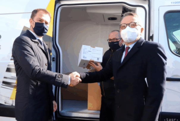 Szlovákia átvette a Franciaország által adományozott 15 ezer vakcinát