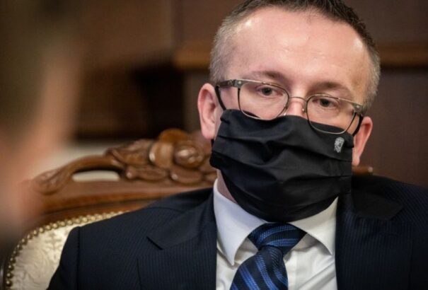 Az ügyész a SIS főnökének vizsgálati fogságba helyezését javasolta