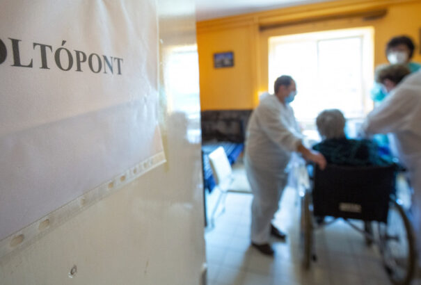 Az oltás halogatása veszélyesebb – íme a ránk leselkedő kockázatok oltással és oltás nélkül