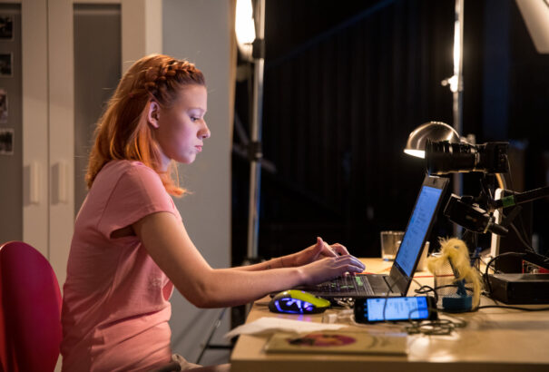 Édes Enikő: Kamaszok a háló fogságában