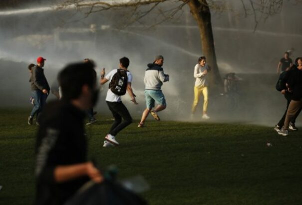 Belgium: vízágyúval oszlatott fel a rendőrség egy illegális koronapartit