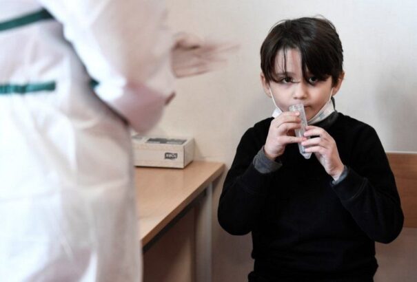 Koronavírus – Franciaországban nyálteszttel szűrik a kisiskolásokat, a tanárokat hetente kétszer tesztelik