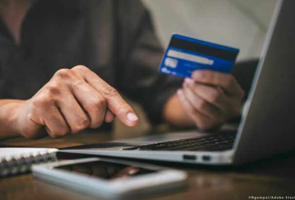 Csalókra figyelmeztet a rendőrség. Súlyos állapotban lévő rokonok vakcinájára kérnek pénzt