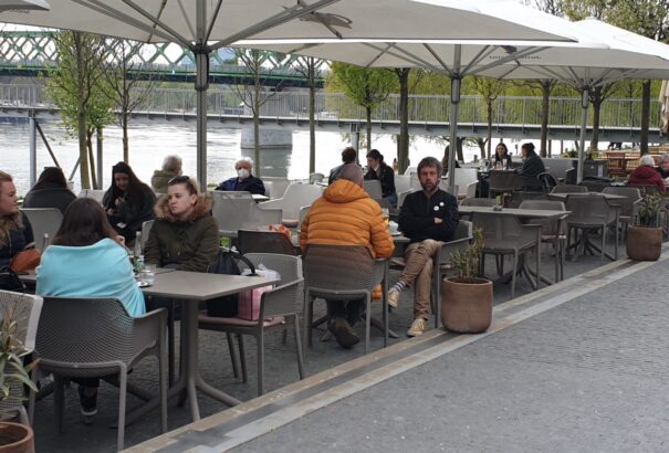 A teraszokon beszélgetés közben is szájmaszkot vagy reszpirátort kell viselni