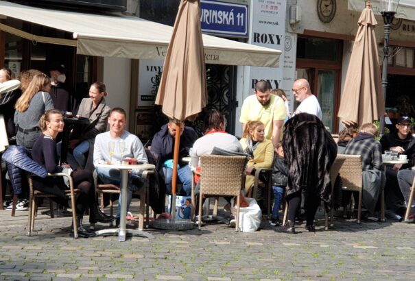 Pozsonyban egyelőre elmaradt a Budapestihez hasonló terasznyitási roham – Képes körkép