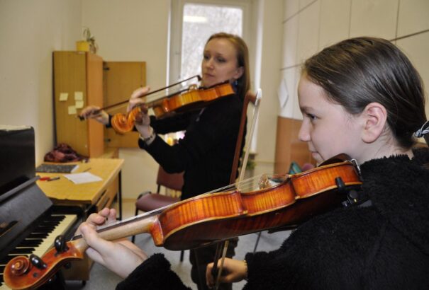 A művészeti alapiskolákban csak az alsó tagozatos diákok részesülhetnek jelenléti oktatásban