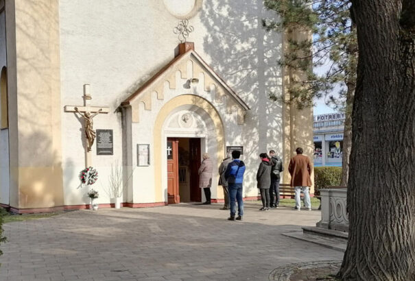 Hétfőtől negatív teszt nélkül is részt vehetünk az istentiszteleteken