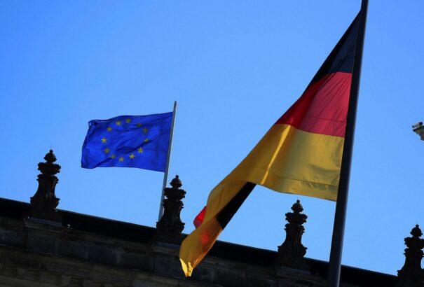 A németek próbára teszik a brüsszeli bürokraták idegeit: felfüggesztették az újjáépítési alap ratifikálását