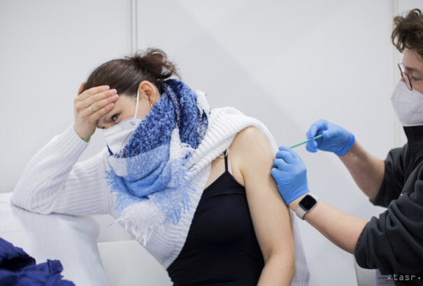 A ŠÚKL 103 komoly mellékhatást regisztrált a koronavírus elleni oltásokkal összefüggésben