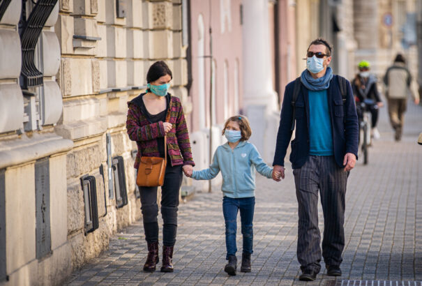 Április 19-től enyhülnek a maszk- és reszpirátorviselés szabályai