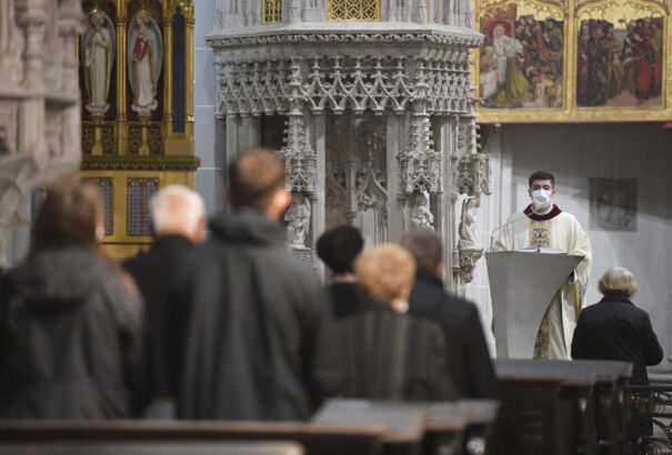 A tiszti főorvos azt ajánlja, hogy az emberek negatív teszttel járjanak szentmisére