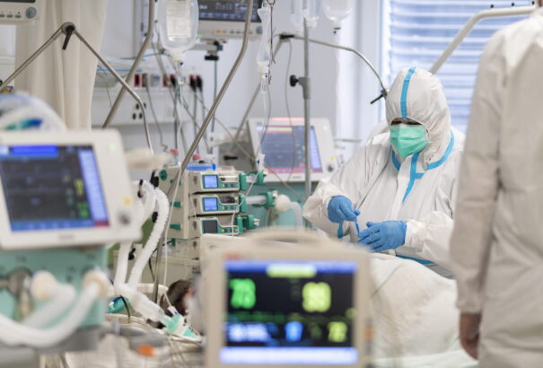 Koronavírus – Újranyitnak a Covid-osztályok Szlovéniában