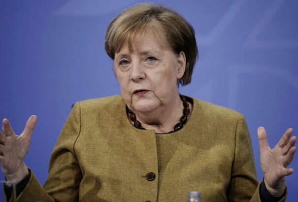 Angela Merkel pénteken kapja meg a koronavírus elleni oltás első adagját