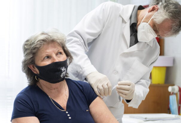 EU-biztos: Az EU egyelőre nem rendel több oltóanyagot az AstraZenecától